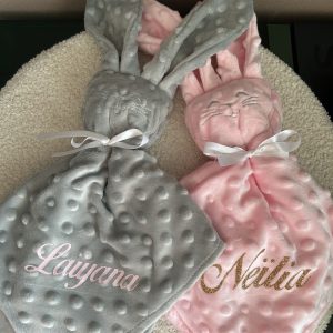 Doudou lapin en minky personnalisé